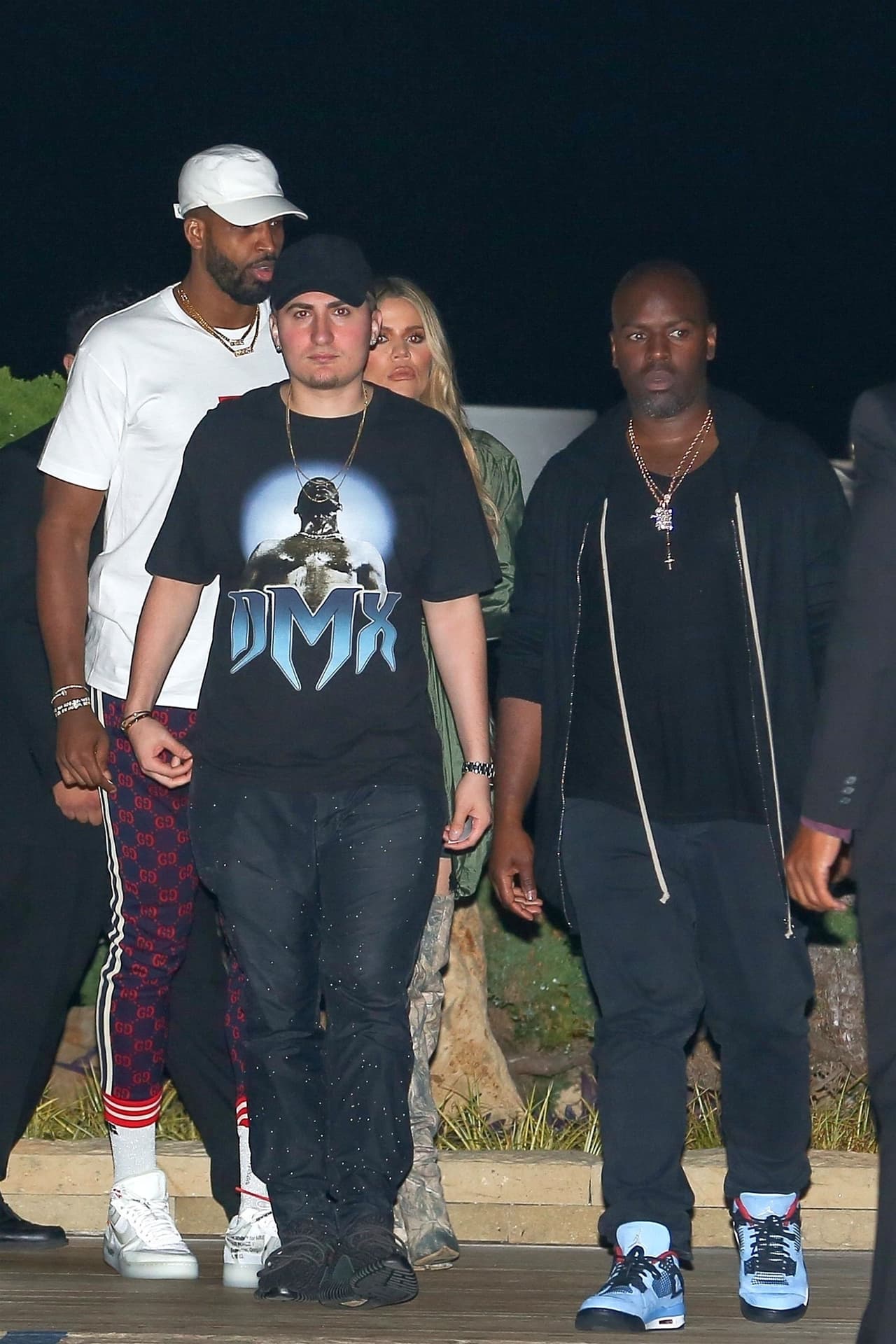 Una fuente cercana a la familia protagonista del reality ‘Keeping Up With the Kardashians’ dijo a E! News que a pesar de los rencores Khloé 
<b>quería pasar el Día del padre con sus hermanas</b>.
<br>