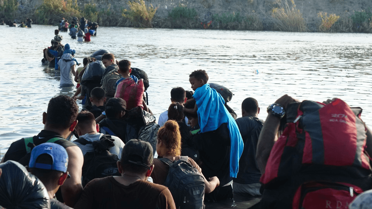 Anuncian cierre del Puente Internacional I de Eagle Pass, Texas, por alta presencia de inmigrantes