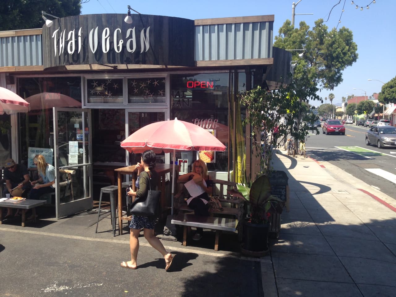 Fachada del restaurante tailandés Thai Vegan en Santa Mónica.
