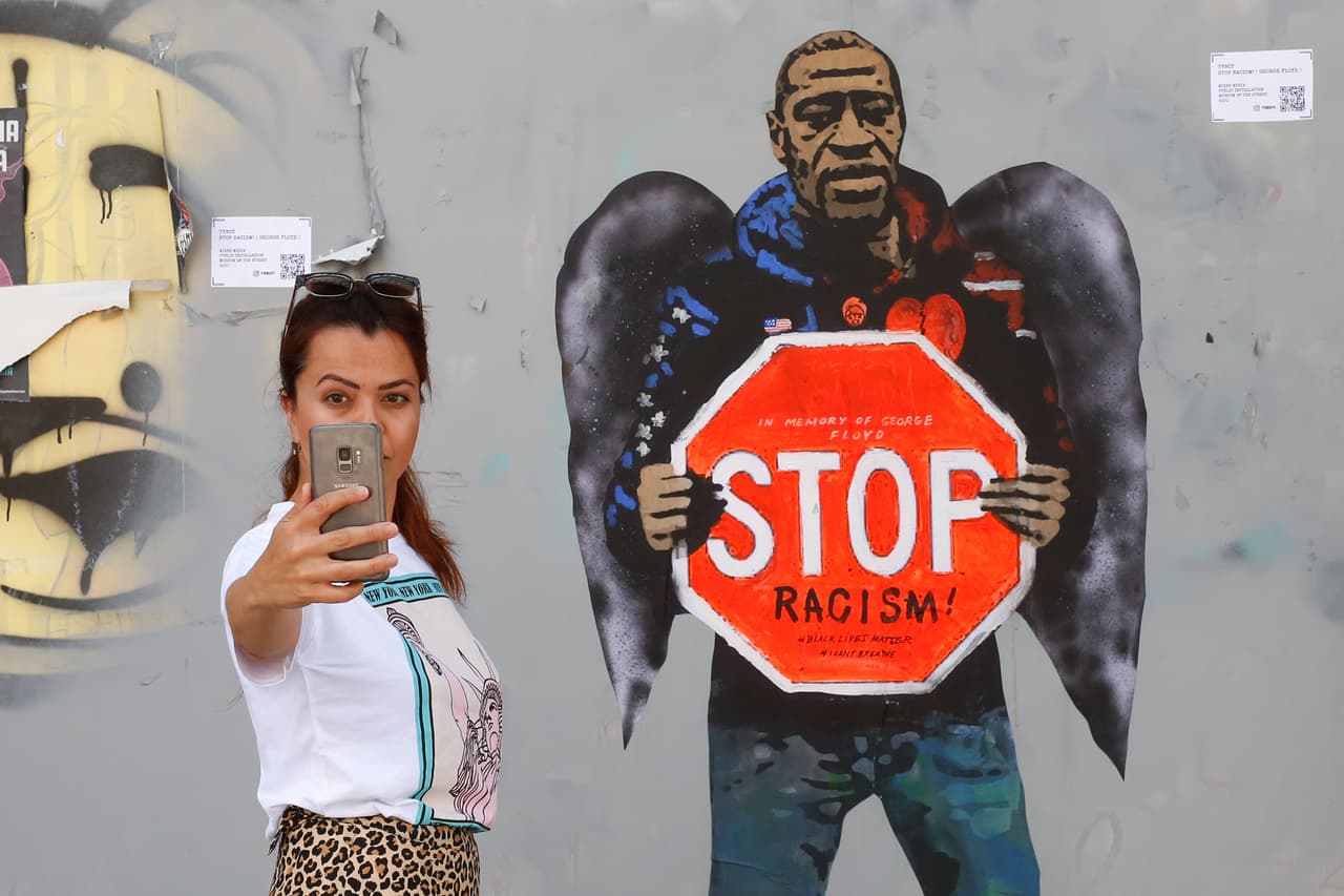 <b>Barcelona, España. </b>Una mujer se toma un selfie frente a un mural pintado por el artista callejero 
<a href="https://www.instagram.com/tvboy/?hl=en"><u>Salvatore Benintende</u></a>.
<br>