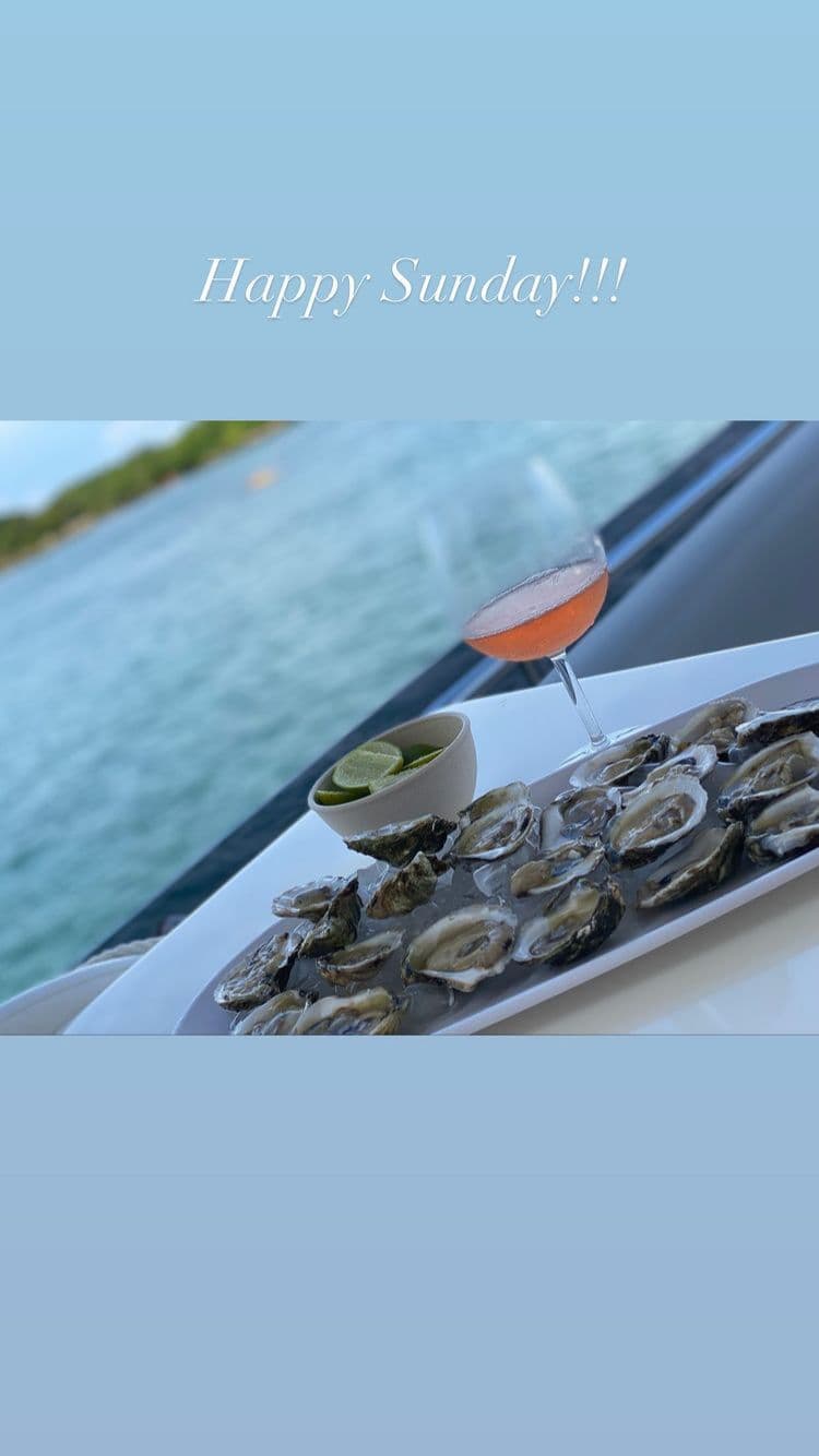 A través de las redes sociales, compartió el fantástico momento de relajación acompañado con deliciosa comida.