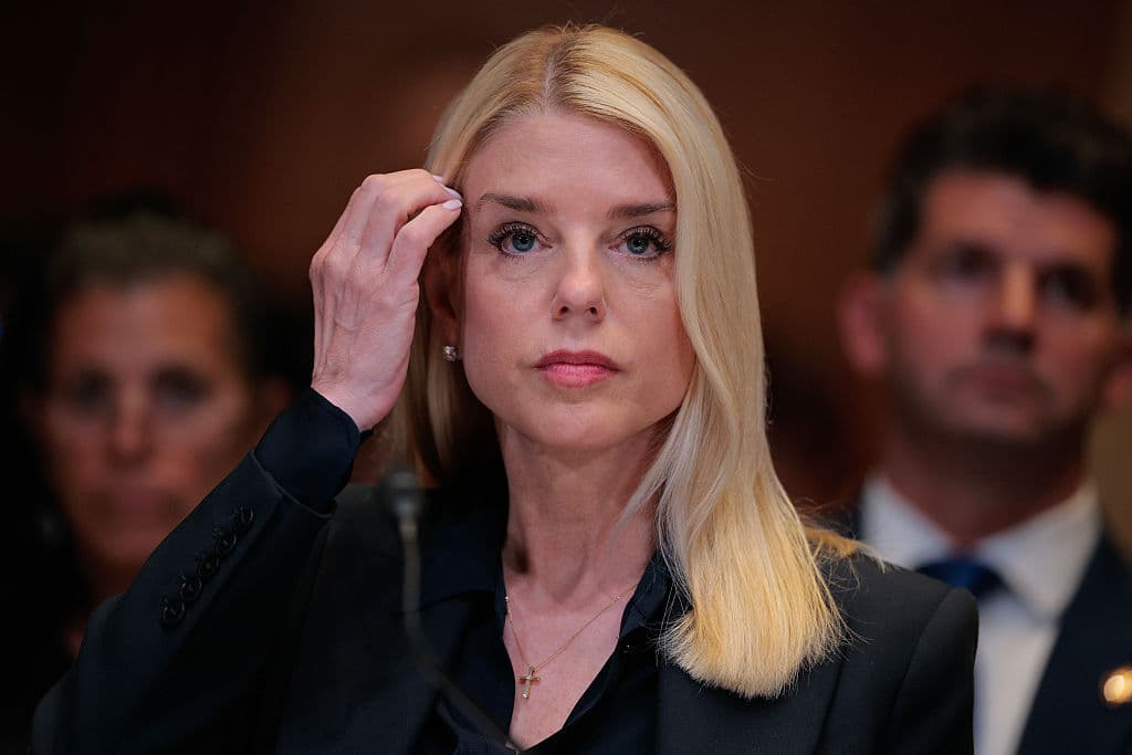 La Fiscal General de EE.UU., Pam Bondi, celebró la decisión del tribunal, afirmando que pone fin al "aluvión interminable de órdenes judiciales a nivel nacional contra el presidente Trump". Bondi aseguró que el Departamento de Justicia continuará defendiendo las políticas de la administración y su autoridad para implementarlas frente a los desafíos legales.
