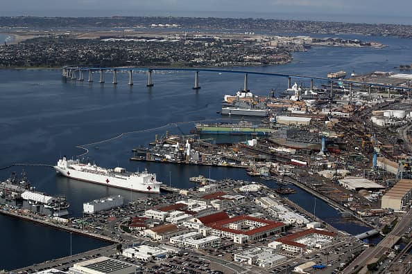 Vista aérea del buque hospital USNS Mercy atracado en la Base Naval de San Diego el 20 de marzo de 2020 en San Diego, California.