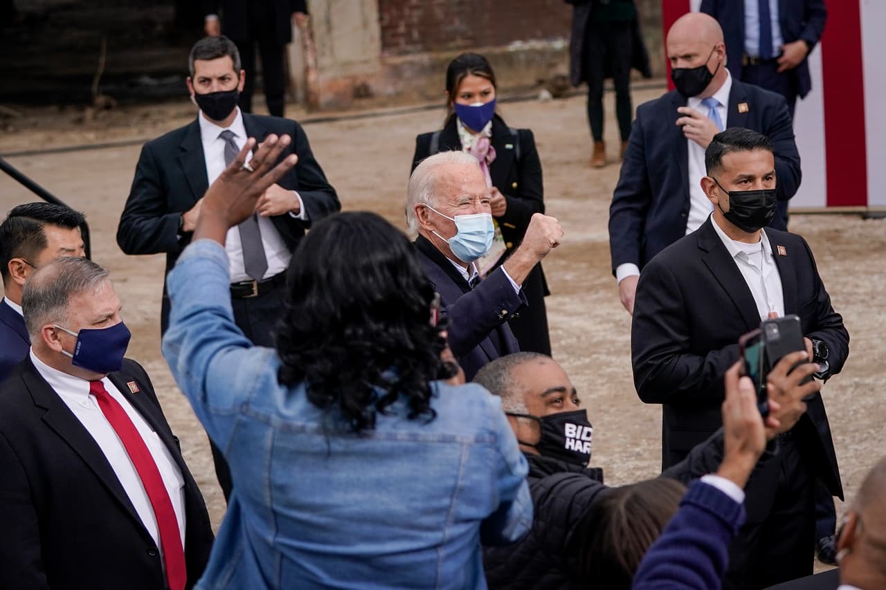 Biden llegó a Georgia un día después de que el Colegio Electoral afirmó su victoria y comenzó la votación anticipada en persona para las elecciones que determinarán si los republicanos pierden su mayoría en el Senado. Horas antes del evento, el senador Mitch McConnell de Kentucky, el líder republicano, reconoció la victoria de Biden por primera vez y dijo que "el Colegio Electoral ha hablado".