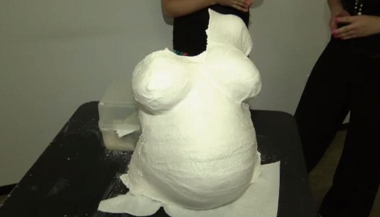 Ahora tendrá su barriguita en yeso para recordar su embarazo con baby Kamilia.