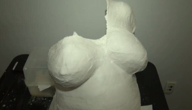 Ahora tendrá su barriguita en yeso para recordar su embarazo con baby Kamilia.