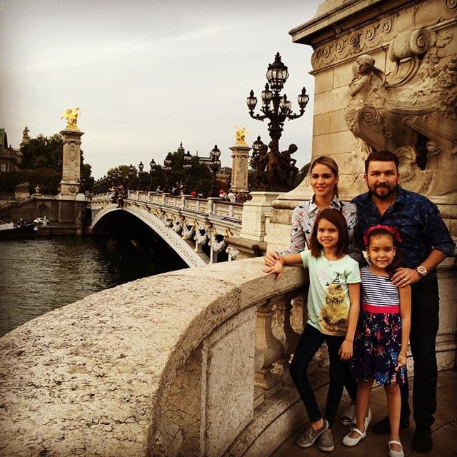 Compartiendo increíbles momentos en familia durante sus vacaciones en París.