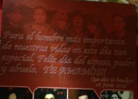 En la parte superior aparece otra fotografía difuminada de ‘El Chapo’ con sus hijos y la frase: “Para el hombre más importante de nuestras vidas en este día tan especial. Feliz día del esposo, padre y abuelo. TE AMAMOS!! Que dios te bendiga. 16 junio 2013”.