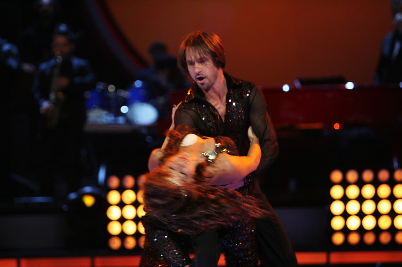 Cómo olvidar el momento en que Cristian Zuárez sacudió tanto a su bailarina en Mira Quién Baila que le sacó el relleno del sostén y terminaron en el piso. "Se estaba viendo ridículo", recordó el ex de Laura Bozzo quien decidió parar el baile por respeto a su compañera de pista.