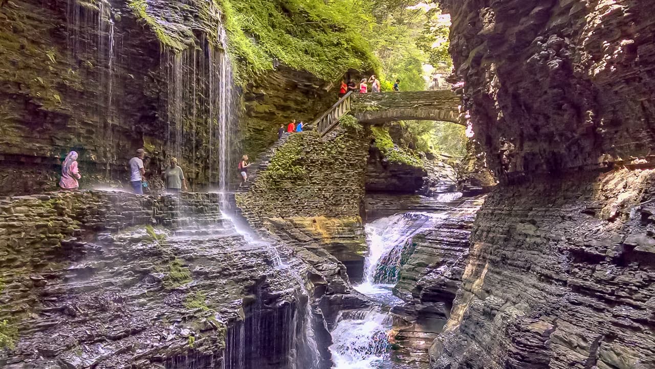 <b>Puesto 14. Finger Lakes, Nueva York.</b> Los 11 lagos que componen esta región del norte Nueva York son el lugar ideal para los amantes del aire libre. Sus actividades interesantes a bajo costo incluyen la pesca en el lago Skaneateles y las caminatas por las 19 cascadas del parque estatal Watkins Glen (en la foto). Los visitantes también pueden conocer el Parque Histórico Nacional Harriet Tubman o recorrer el hermoso campus de la Universidad de Cornell.