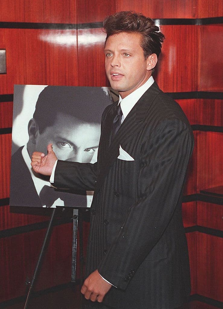 Presentando el disco 'Romances' en 1997. Este es el tercero de la serie 'romance' en el que interpreta boleros de los años 40, 50 y 60.