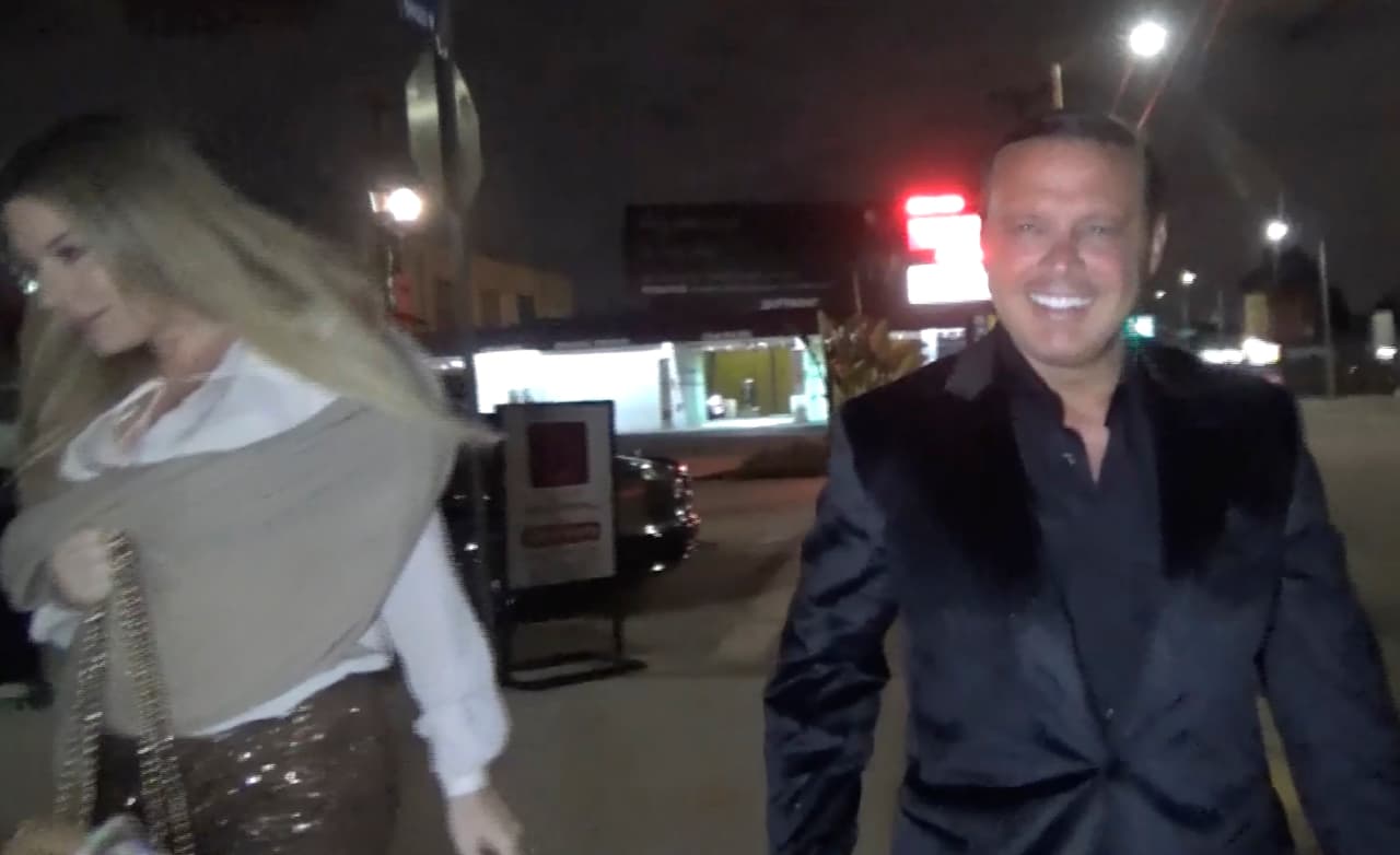 Luis Miguel fue captado con una misteriosa rubia en Los Ángeles esta semana. La pareja cenó en el restaurante Providence, en el que un menú con maridaje tiene un costo de 365 dólares por persona. El cantante se mostró de muy buen humor al llegar en su Rolls Royce negro. Mientras él hizo bromas con los paparazzi, su nueva conquista intentó caminar discretamente fuera de cuadro.
