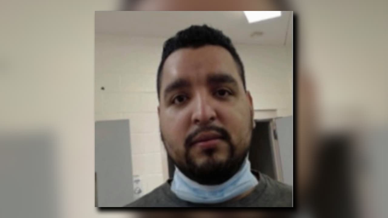 <b>Mario Alberto Barboza Juárez</b>,
<b>conocido con el alias de 'el Gordo', </b>es acusado de violación a la ley anticorrupción y de formar parte de una organización criminal, además de asesinato con malicia, homicidio grave, entre otros delitos.
<br>
<br>Sigue prófugo.