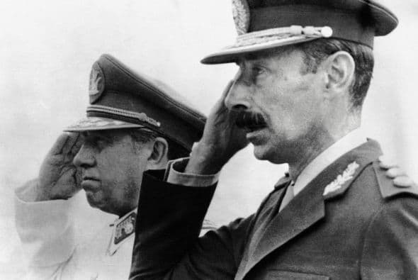 JORGE VIDELA.- Nacido en Buenos Aires Argenitna, Videla es un ex militar y dictador que ha sido culpable de numerosos crímenes de lesa humanidad cometidos durante su gobierno de facto entre 1976 y 1981.