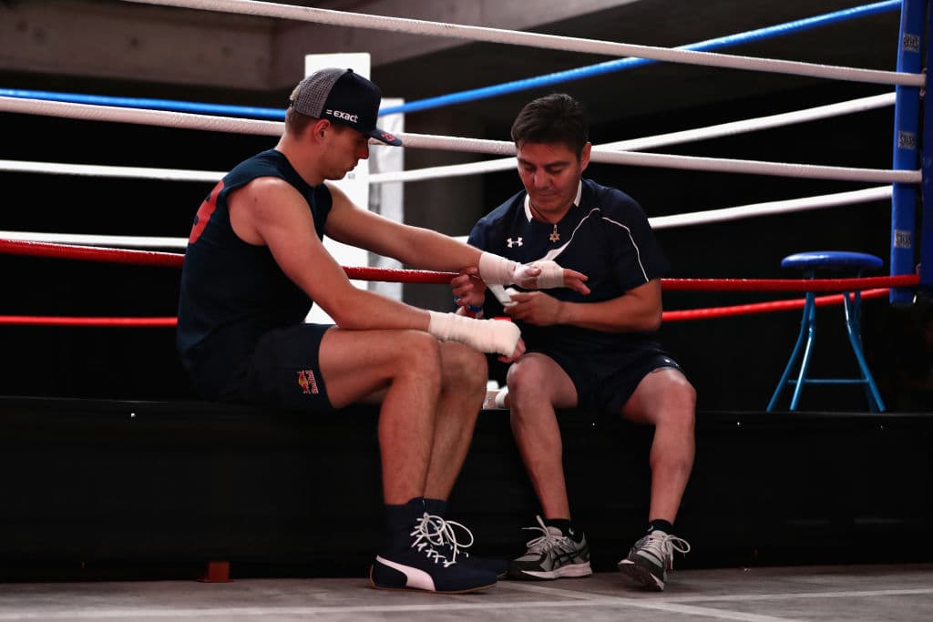 El boxeador mexicano Jorge 'El Travieso' Arce (izquierda) fue el encargado de preparar al piloto neerlandés para su experiencia en el ring.