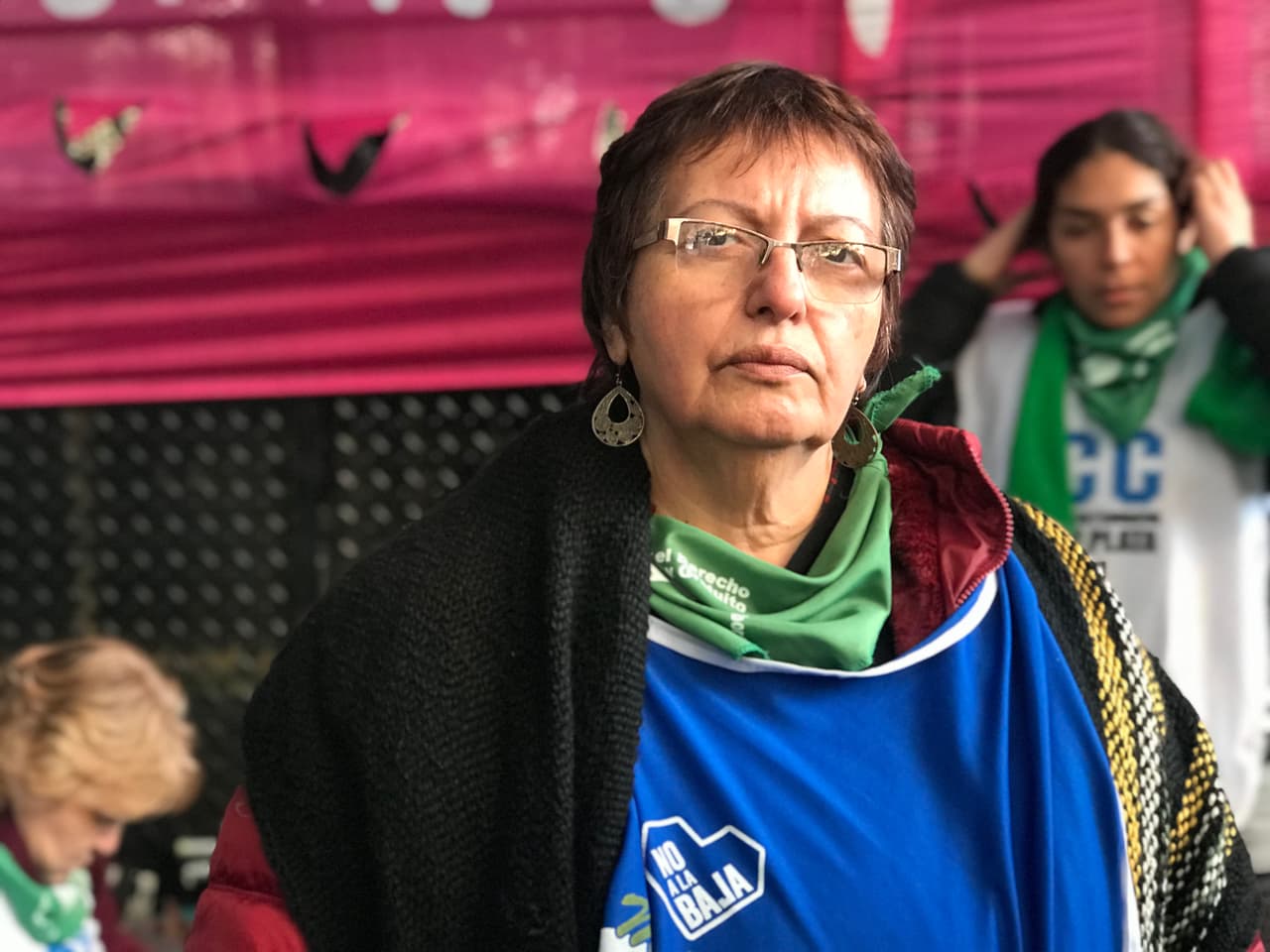 "Siento un gran orgullo por toda esta cantidad de mujeres jóvenes, por la fuerza y la posición que tienen", dice Eva de 60 años, una sindicalista con perspectiva de género. "Llevo cuatro décadas y media esperando ver este día. Soy de una generación que creció creyendo en la cigüeña,
<b>no se nos hablaba de sexo ni de la anticoncepción pero si quedabas embarazada y eras soltera, te echaban de tu casa, te cuestionaban, te maltrataban socialmente"</b>.