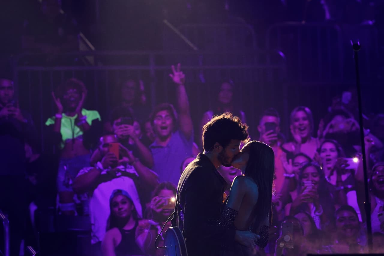 Su actuación culminó con un beso que fue festejado por todo el público del Watsco Center de la Universidad de Miami.