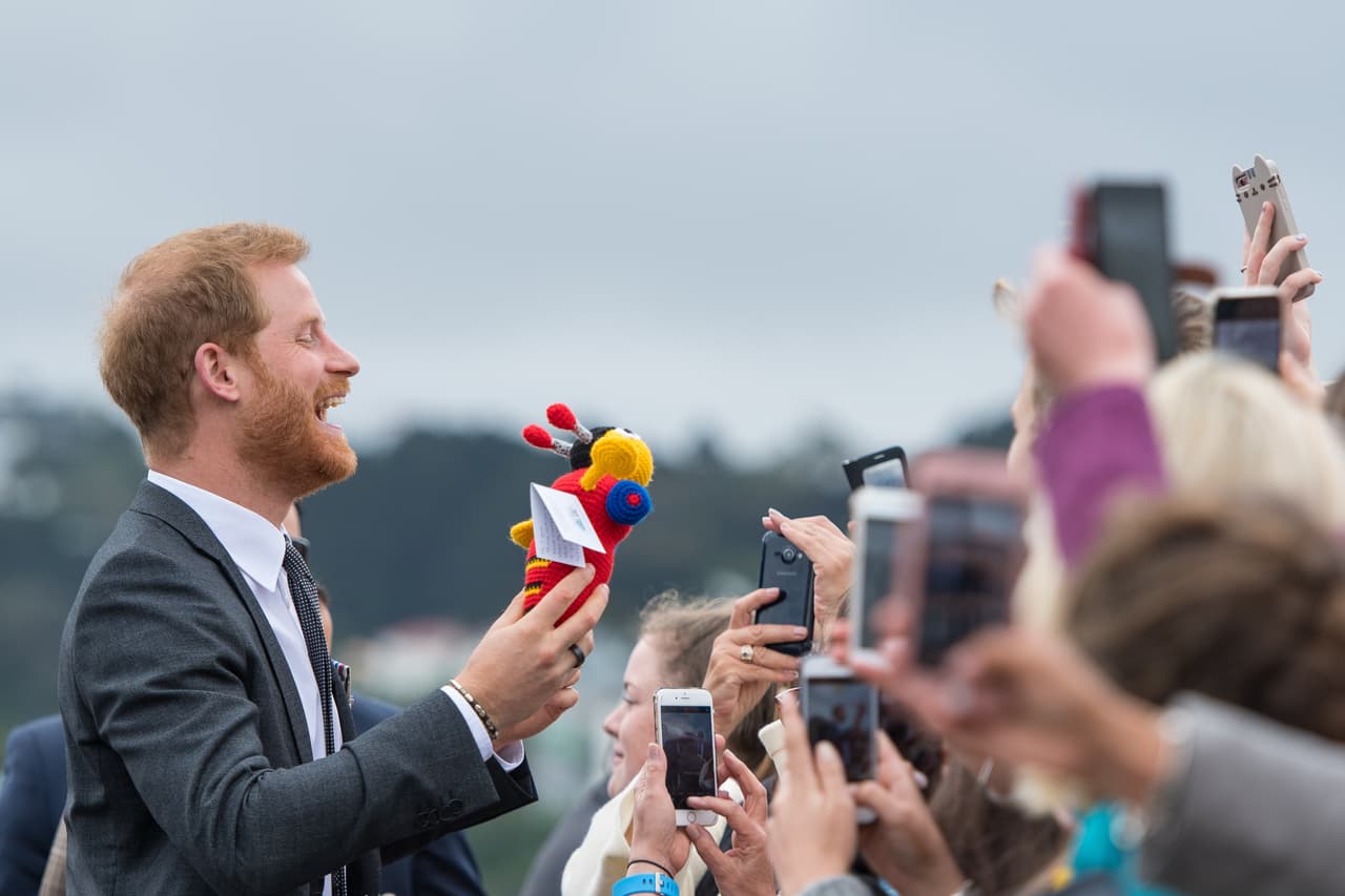El príncipe Harry ha recibido numerosas muestras de afecto durante el viaje por Oceanía, aunque Meghan Markle ha acaparado el foco mediático.