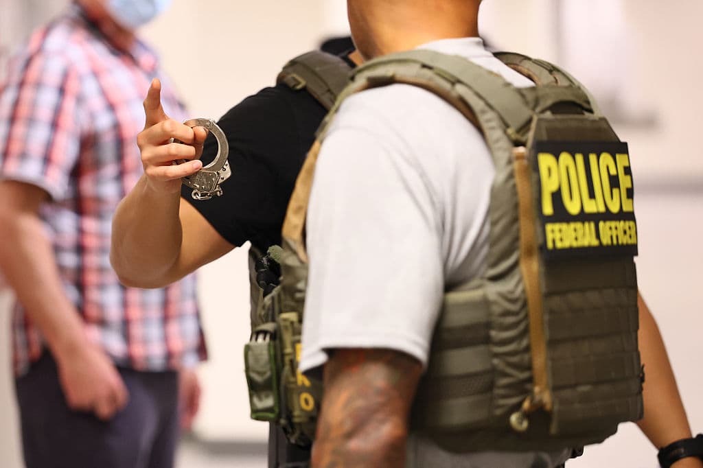 El 30 de junio de 2025, agentes federales patrullan los corredores del Jacob K. Javitz Federal Building en Nueva York, donde las audiencias de inmigración están marcadas por un aumento en detenciones. UC Berkeley reporta que los arrestos han crecido en 38 estados, afectando a quienes acuden a citas judiciales. (Foto por Michael M. Santiago/Getty Images)
<br>