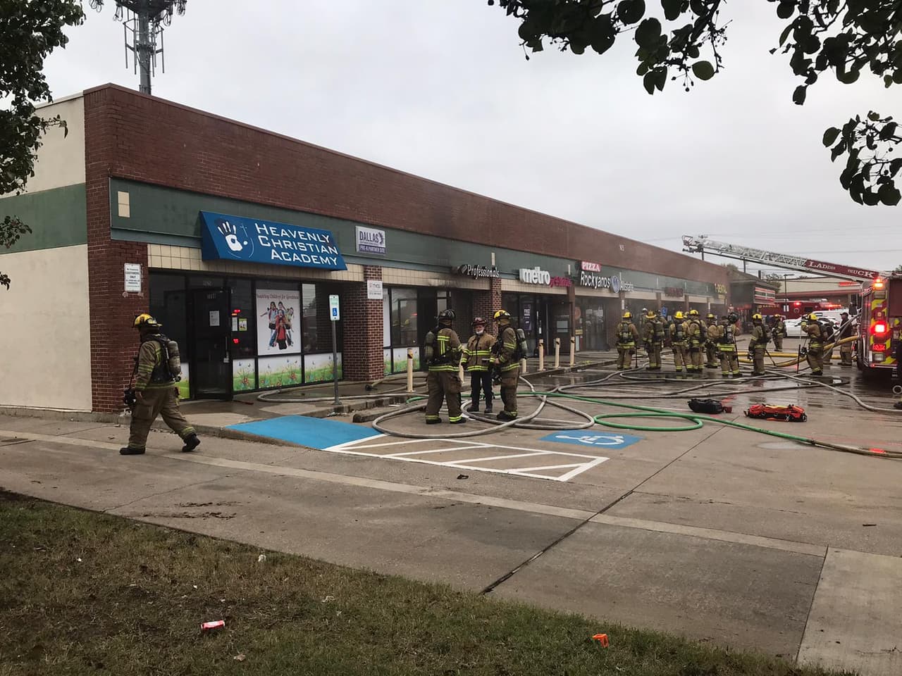 Autoridades dijeron que varias personas tuvieron que ser desalojadas del área.