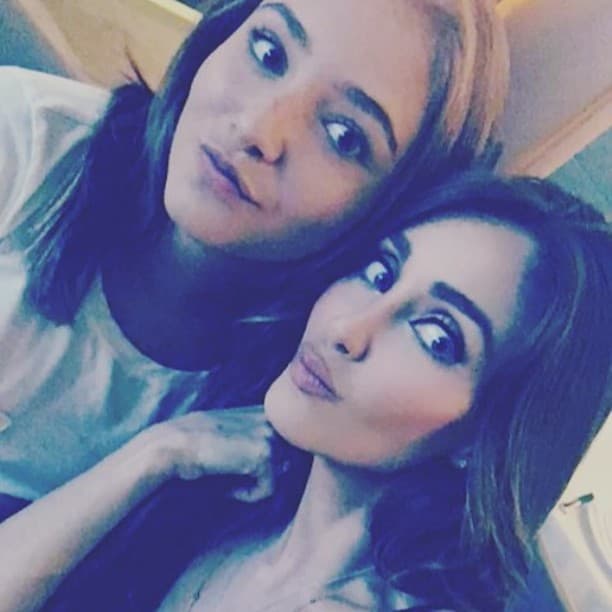 Aprovecha toda oportunidad para estar junto a su tía.