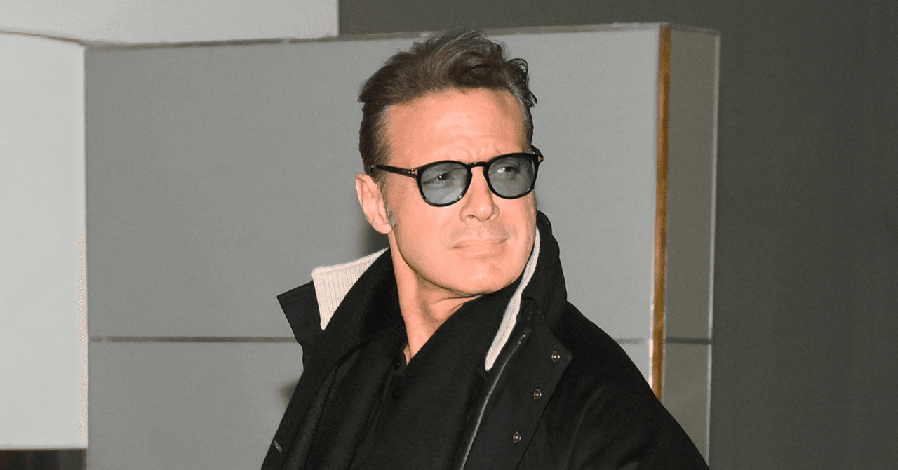 Medios de comunicación en España lo han seguido para entrevistarlo sobre su pareja, pero no lo han conseguido.
<br>