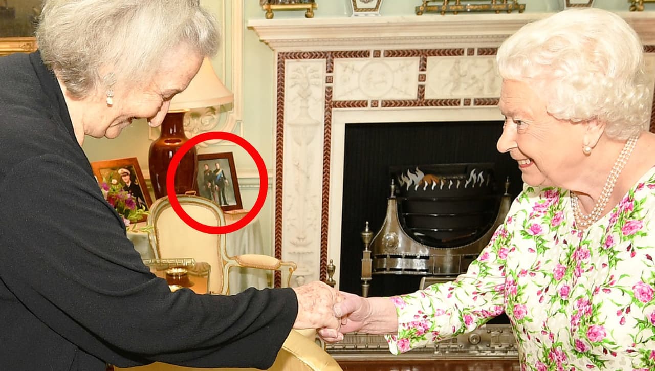 Una semana más tarde, se observa que la reina Isabel II la sustituyó por otra foto en la que aparece el príncipe Harry junto a su hermano, 
<b><a href="https://www.univision.com/entretenimiento/nace-el-hijo-del-principe-william-y-kate-middleton">el heredero al trono, el príncipe William</a></b>.