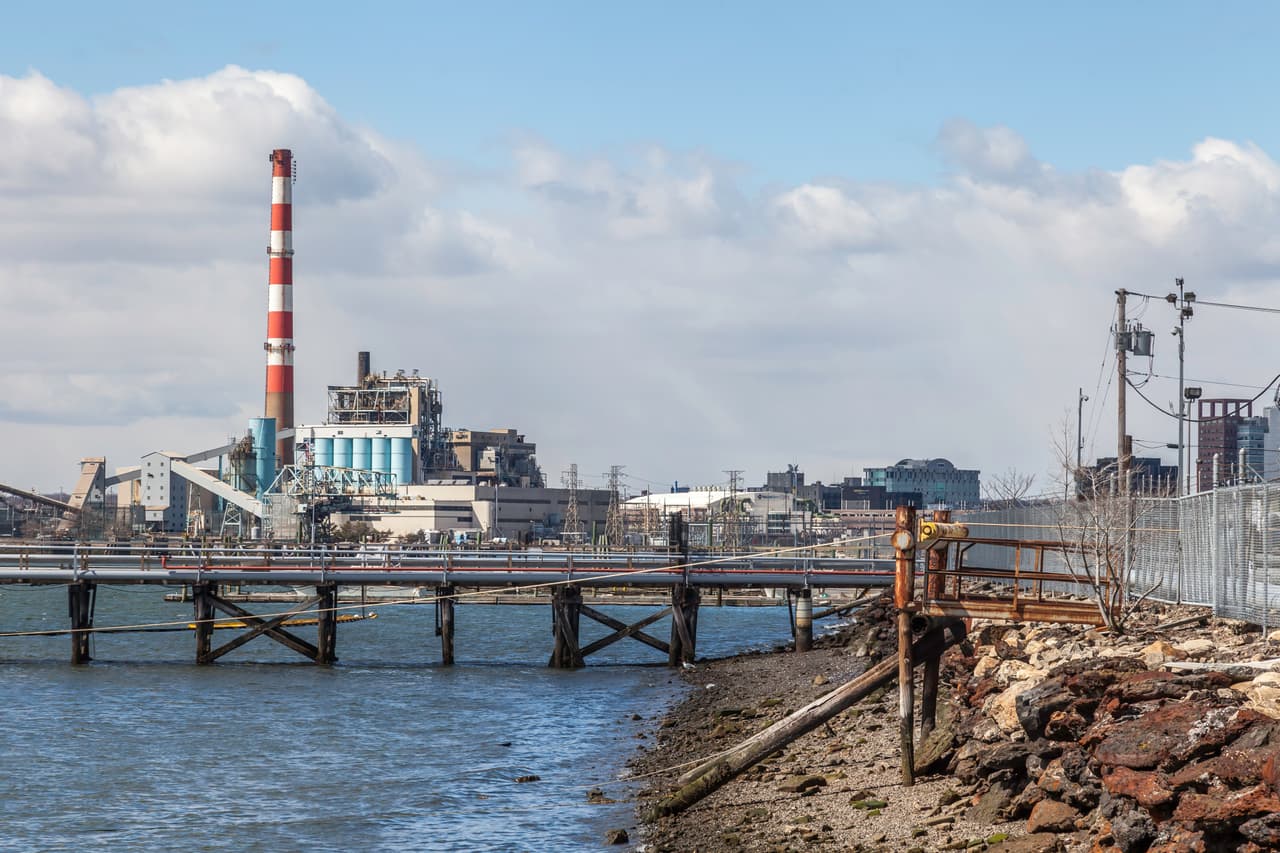 <b>Puesto 15. Bridgeport-Stamford-Norwalk (Connecticut). Variación en el precio de venta promedio de la vivienda entre 2010 y 2020: -0.9% (pasó de $372,500 a $369,000).</b> El 14.2% del empleo en esta zona está en industrias en riesgo por el covid-19.
<a href="https://www.univision.com/noticias/salud/las-10-ciudades-que-podrian-recuperarse-mas-rapido-del-golpe-economico-del-coronavirus-en-eeuu-mira-si-esta-la-tuya-fotos"><u> Vea aquí las 10 ciudades que podrían recuperarse más rápido del golpe económico del coronavirus en EEUU</u></a>
<br>