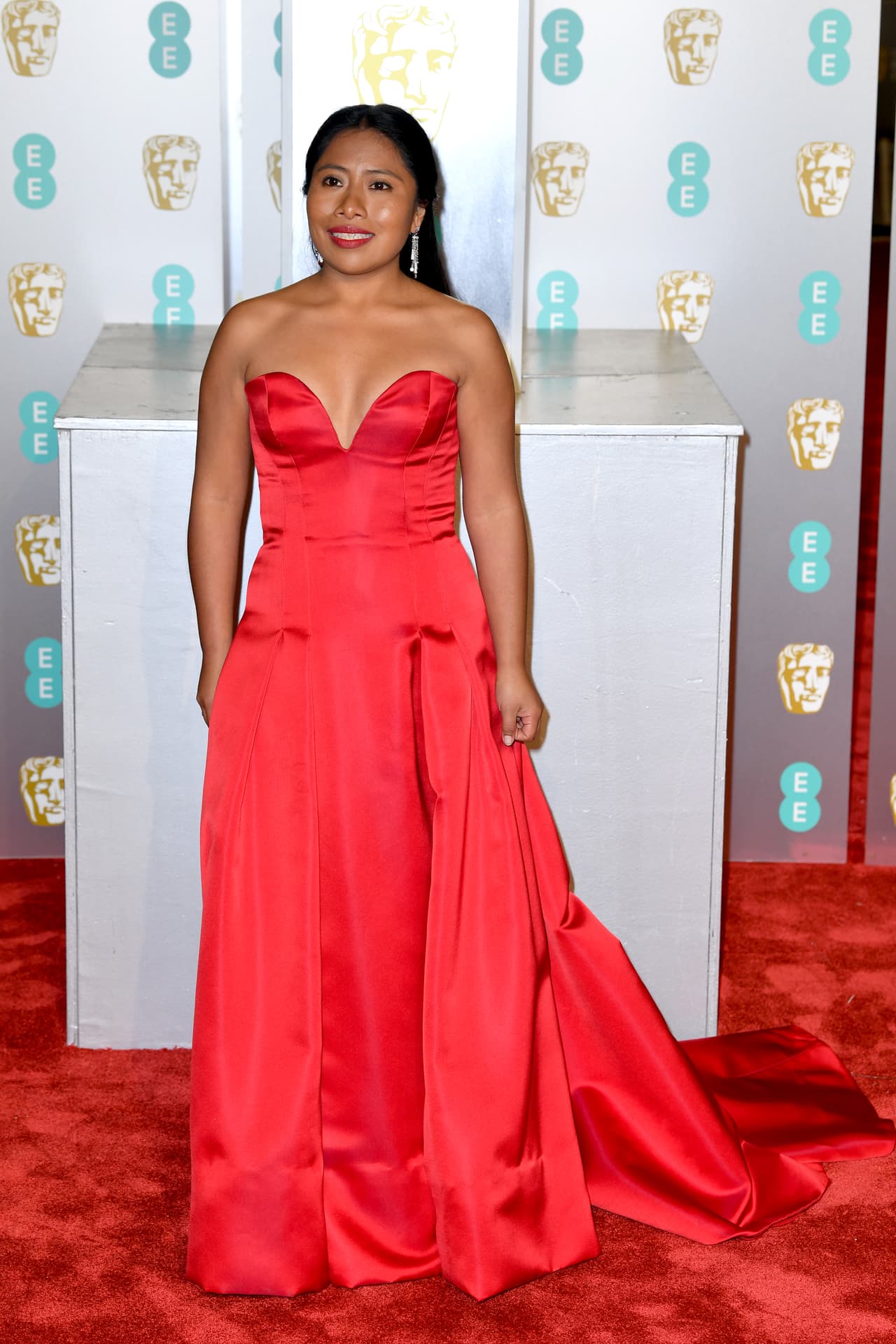 Por eso, esta mañana la mexicana aparecía en la lista de las mejores vestidas de varios medios internacionales como
<a href="https://www.vogue.co.uk/gallery/baftas-2019-beauty">Vogue UK</a>,
<a href="https://www.thisisinsider.com/bafta-best-dressed-stars-2019-live-2019-2">Insider</a>,
<a href="http://www.justjared.com/2019/02/10/yalitza-aparicios-roma-wins-big-at-baftas-2019/">Just Jared</a>,
<a href="https://www.popsugar.com/fashion/photo-gallery/45769778/image/45770108/Yalitza-Aparicio-2019-BAFTA-Awards">PopSugar</a> e incluso de algunas como el tabloide británico
<a href="https://www.dailymail.co.uk/tvshowbiz/article-6690403/BAFTAs-2019-Roma-stars-Yalitza-Aparicio-Marina-Tavira-join-Alfonso-Cuar-n-Netflix-party.html">Daily Mail</a>. Una elección normalmente reservada a las expertas de las alfombras como Angelina Jolie, Charlize Theron y otras famosas con estilos tradicionalmente hollywoodenses.