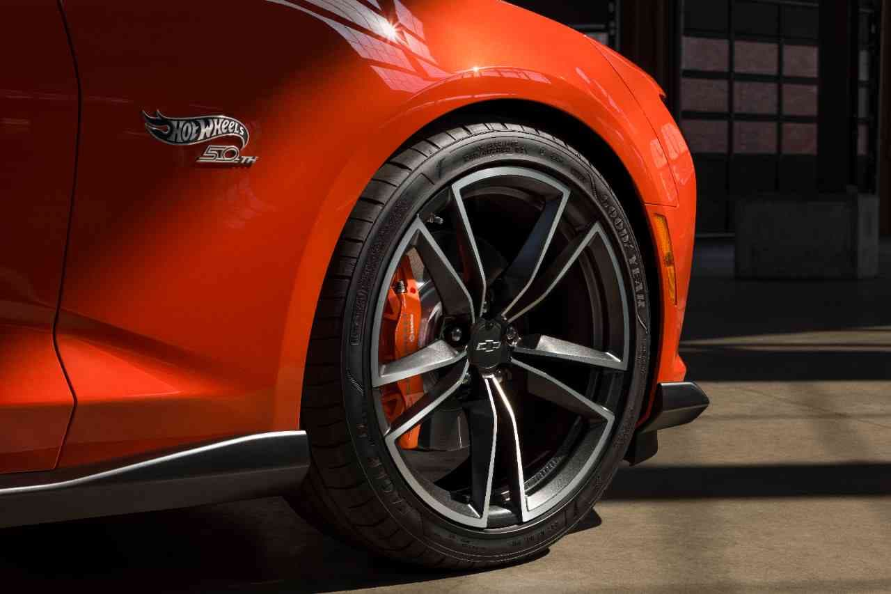 Además de insignias conmemorativa en los guardafangos delanteros y ruedas de aleación de aluminio forjadas de 20” con tapitas centrales exclusivas.