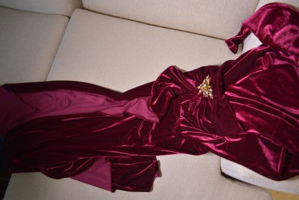 Comenzamos con el vestido. No lo enseñó completo, pero se ve súper elegante.