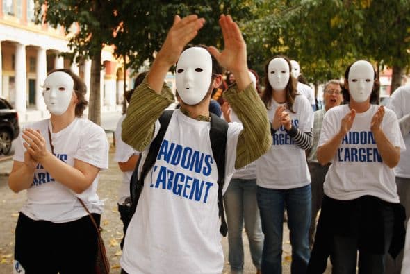 "Paremos la dictadura de las finanzas", "Gravemos a las finanzas para un mundo mejor", "Sí a la vida, no a la Bolsa", son algunos de los textos plasmados en pancartas que portaron manifestantes.