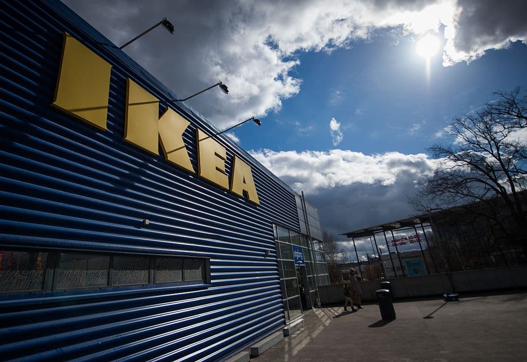 <b>IKEA en Burbank:</b> Si puedes esquivar la tentación de hacer compras, un recorrido por la tienda de IKEA más grande de Estados Unidos podría ser una forma muy interesante de evitar las altas temperaturas y hacer ejercicio a la vez. 600 South Ikea Way | Burbank, CA 91502 | (888) 888-4532