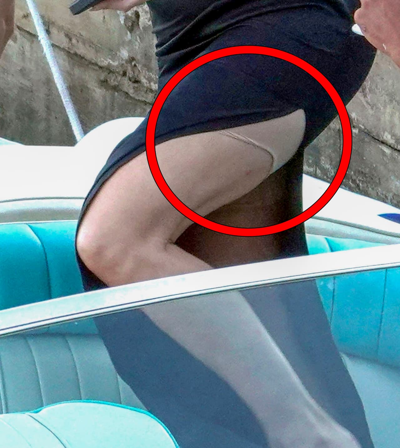 Un año después le sucedió algo similar 
<b><a href="https://www.univision.com/famosos/jennifer-lopez-faja-fotos" target="_blank">al dejar al descubierto la faja que llevaba </a></b>debajo de su vestido en pleno 'shooting' en Capri.
<br>