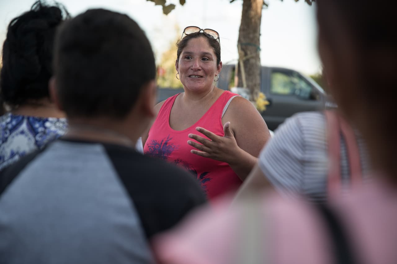 María Guzmán, de 39 años, es una de las mujeres que inició los novenarios el miércoles. "Esto que hacemos es una especie de velorio a las víctimas", dijo a Univision Noticias. Este jueves trajo una cava con botellas de aguas para que quienes acudan al árbol y a los rezos resistan los 100 grados Farenheit que se sentían. Asegura que el domingo están preparando un evento mayor que, dice, será una misa dada por un sacerdote.