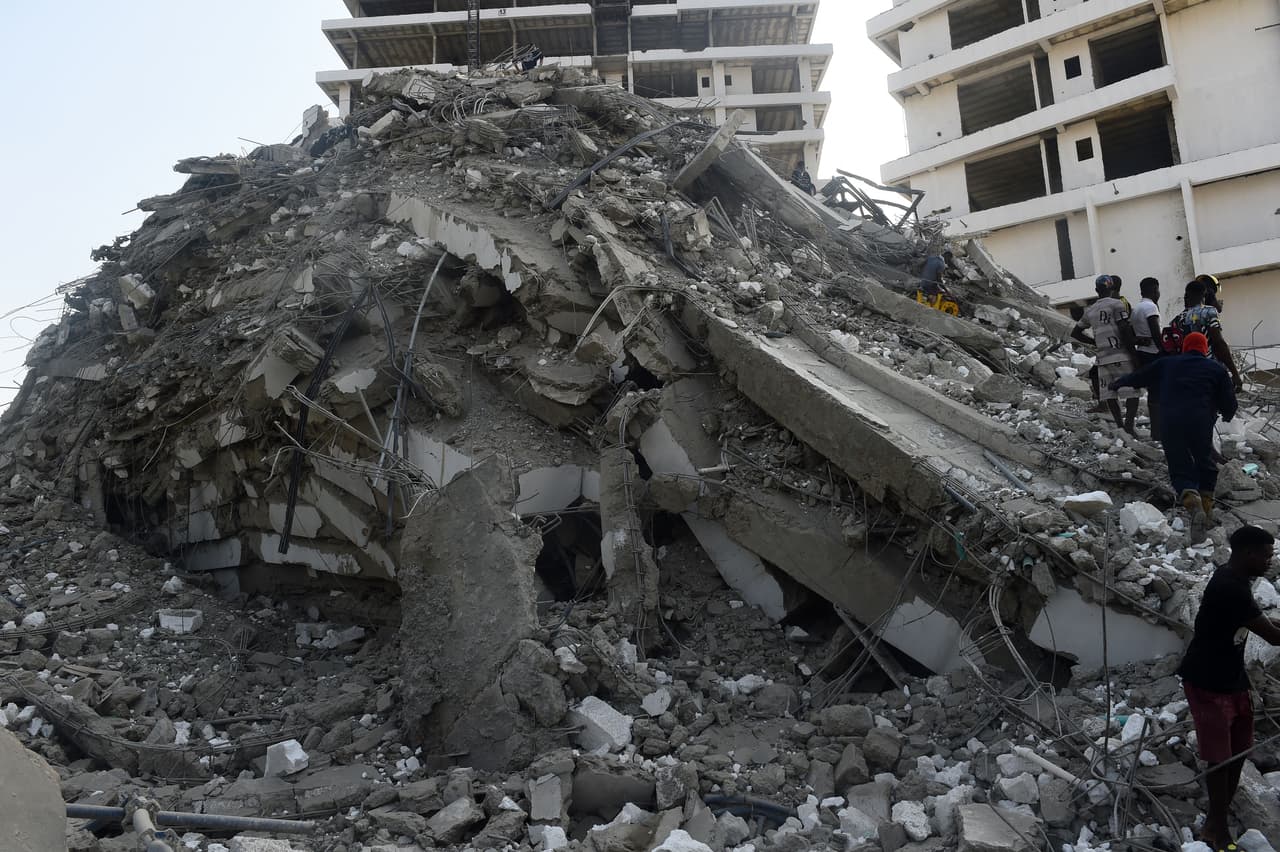 “Pensé que era un terremoto y salí corriendo de mi apartamento poco después de las 3 de la tarde, sentí que el edificio se movía y supe que algo andaba mal”, dijo a CNN,
<a href="https://www.cnn.com/2021/11/01/africa/lagos-nigeria-building-collapse-intl/index.html"><u>un residente cercano</u></a>.
