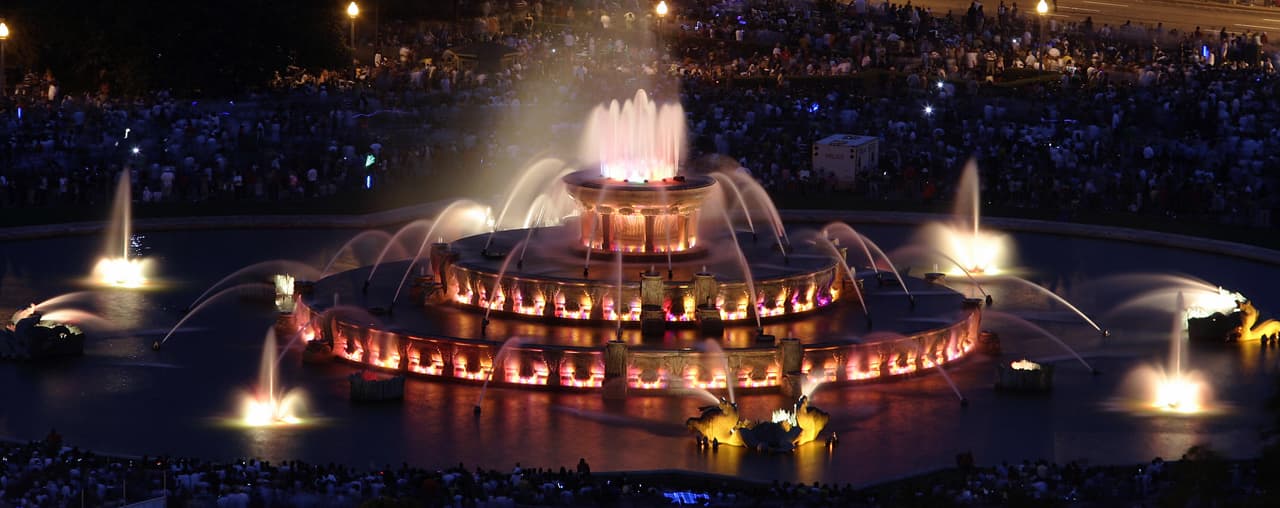 Desde mediados de octubre hasta abril, la Fuente Buckingham sirve como un monumental bebedero para pájaros. Pero el resto del año emite una magnífica columna de agua de hasta 150 pies. Por la noche, las luces de colores te deleitan y brindan la perfecta postal de Chicago. Caminar en el área es garantía de hermosas vistas.
<br>