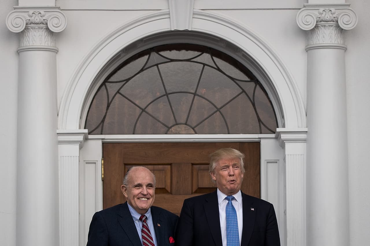 "Las declaraciones de Giuliani fueron calculadas para -y de hecho lo hicieron- provocar la indignación y causar un enorme daño a Dominion", dice la demanda.
