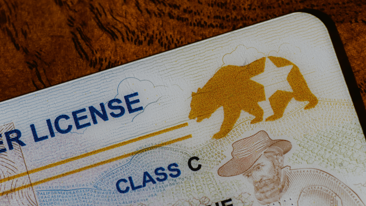 Al pasar por TSA en los puntos de seguridad en los aeropuertos, esta será requerida. En Texas, la
<b> REAL ID se distingue con una estrella dorada en la esquina superior derecha.</b>