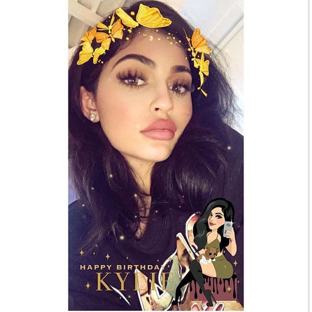 Con la clásica corona de mariposas.