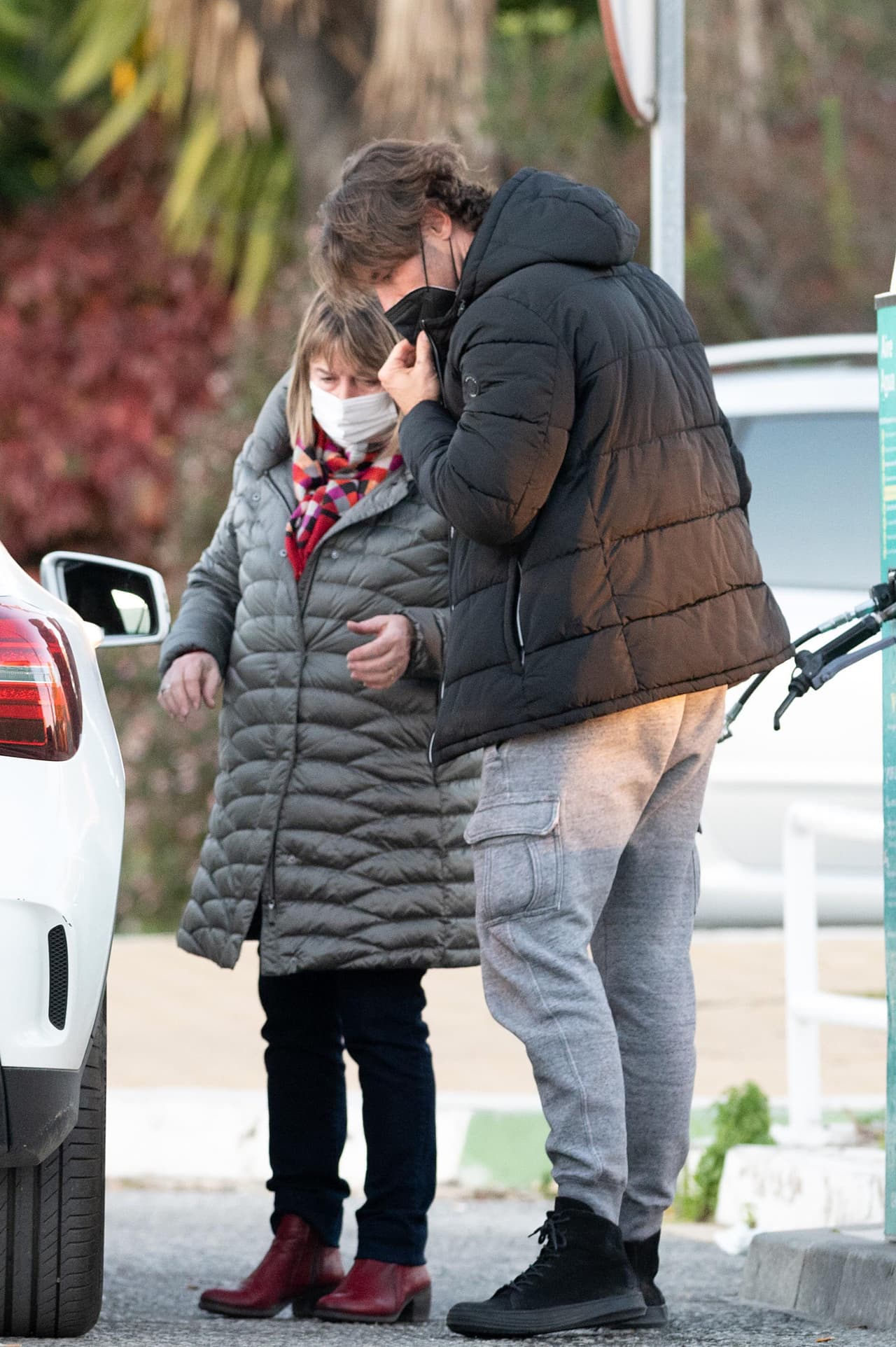 El protagonista de
<b> El Dragón </b>fue fotografiado en una gasolinera junto a su madre, Silvia.
<br>