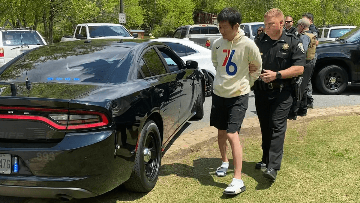 Sung On Yi, de 36 años, fue arrestado en Woodstock, en el condado de Cherokee, cuando intentaba conocer a un adolescente para tener sexo. On Yi fue acusado de intento de abuso sexual infantil, explotación sexual de un niño, contacto obsceno por Internet con un menor y uso de un servicio informático para atraer a un niño a cometer actos ilegales.