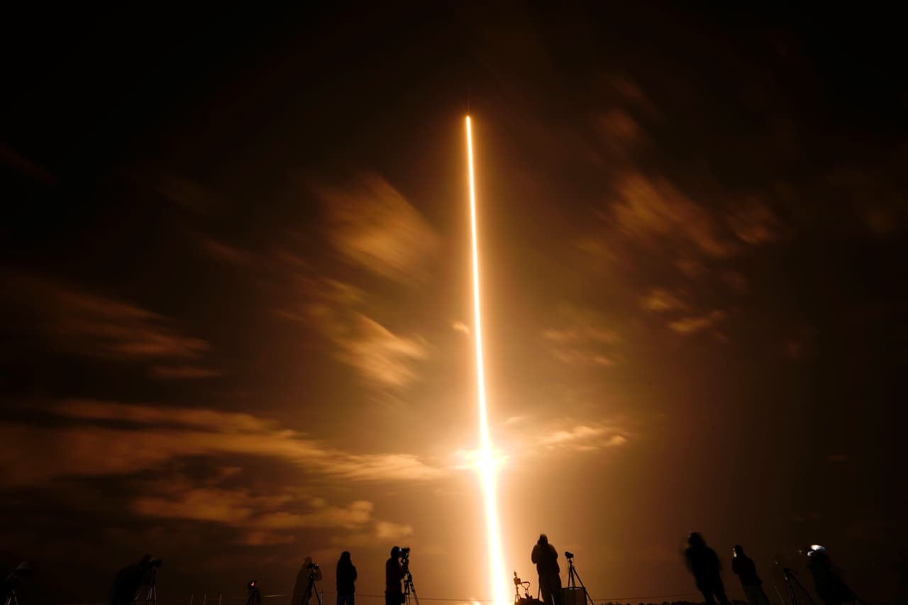 En esta imagen se capta la estela que deja el Falcon 9, rumbo a la Estación Espacial Internacional.