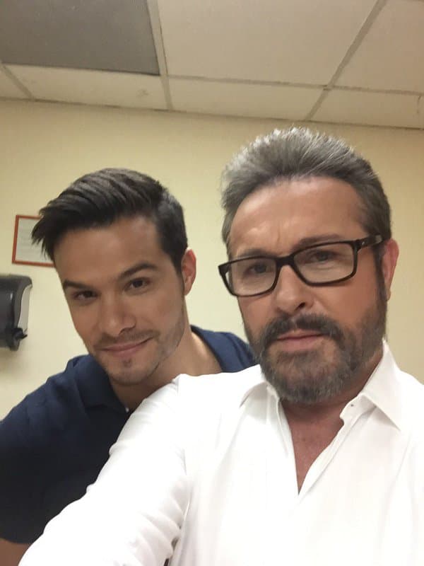 El actor Arturo Peniche, famoso por telenovelas como 'Morelia' o 'Tenías que ser tu' es también papá de otro famoso galán de telenovelas, el guapo Brandon Peniche, a quien hemos visto en 'Un camino hacia el destino' o 'La malquerida'.