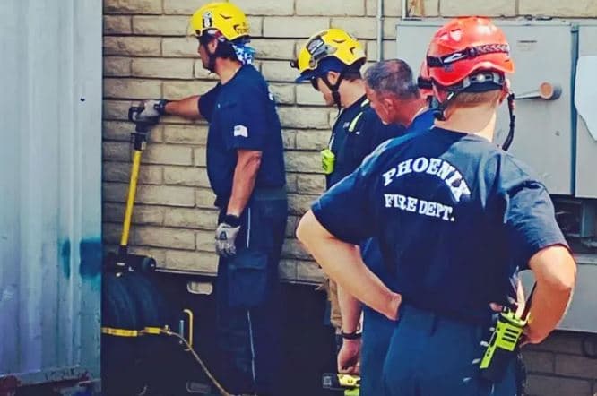<b>Bomberos de Arizona rescataron a un hombre</b> que quedó atrapado después de caer en un espacio estrecho entre un
<b> contenedor y una pared.</b>