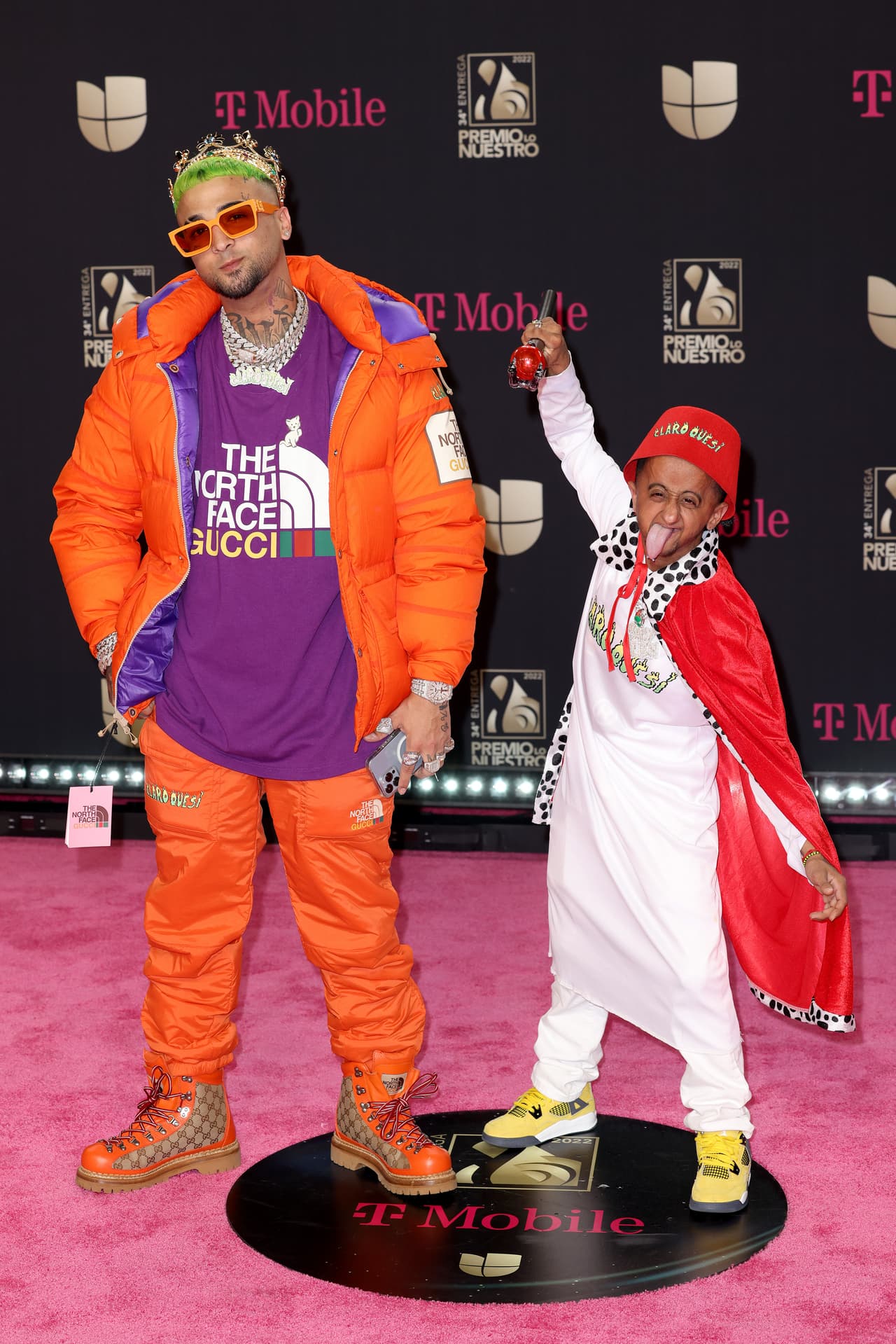 Mejor conocido por interpretar melodías como ‘Día de pago’ y ‘Pienso en ella’, Ovi complementó su diseño con una chamarra fluorescente, playera morada y botas.