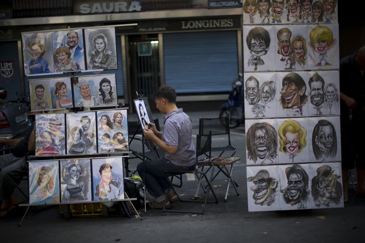 A los lados de esta larga avenida que está siempre a reventar, están dispuestos varios puestos de suvenires, flores y caricaturas que le dan vida al lugar. Esa efervecencia hizo que esta avenida en otras épocas fuera paseo obligado de poetas como García Lorca que salía a pasear y a comprar flores y que inspiró a cantautores como Joan Manuel Serrat a componer tonadas como 'Las floristas de La Rambla'.
