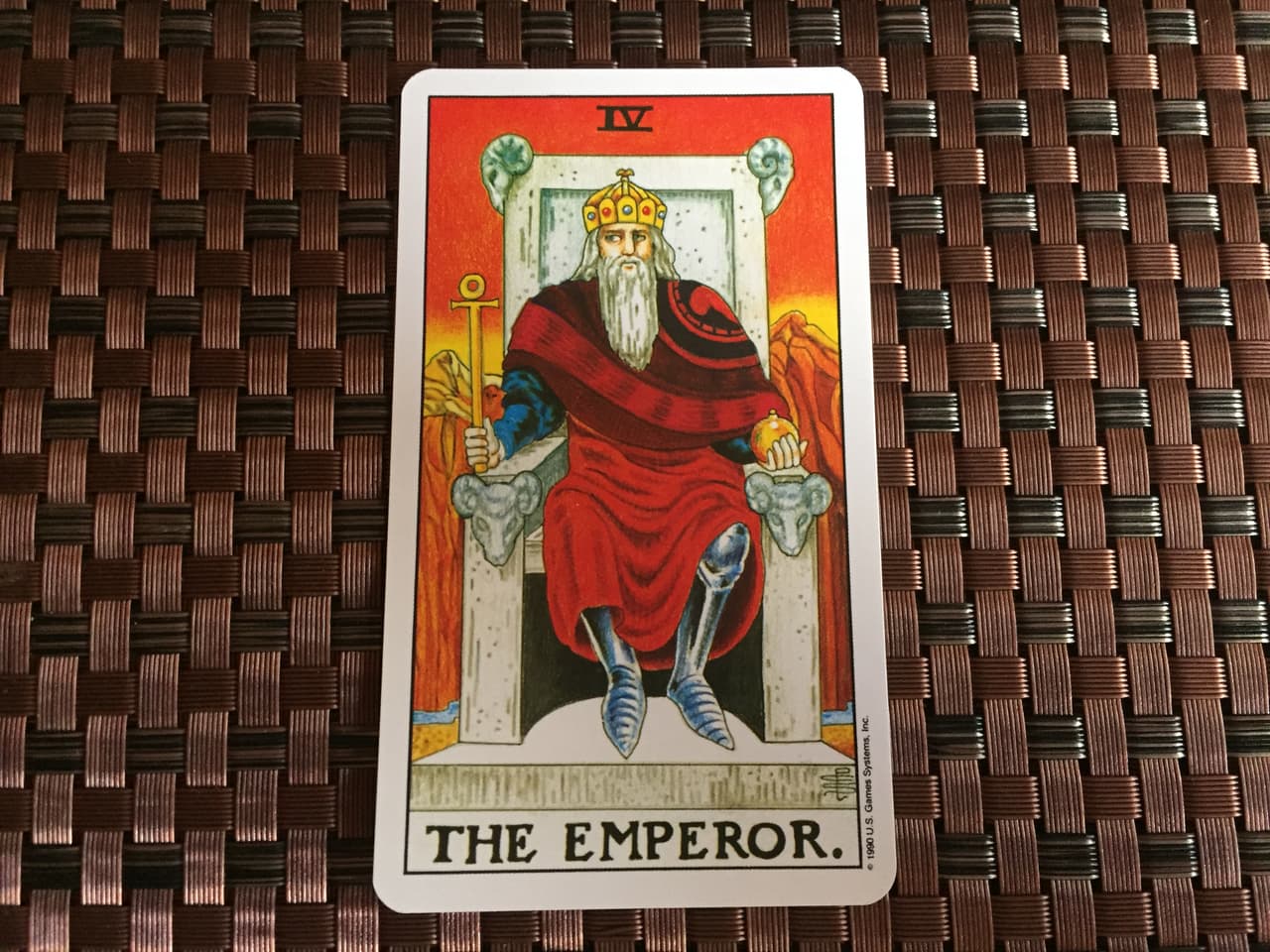 El Emperador es la cuarta carta dentro de los Arcanos Mayores del tarot, las 22 cartas más representativas. Es evidentemente un hombre vestido de rey, muy firme en su trono con su corona y cetro en la mano derecha.