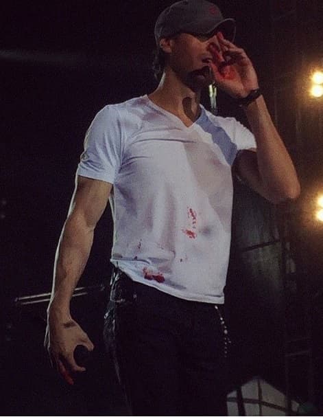 Enrique siguió cantando luego del incidente, hasta que concluyó una de sus interpretaciones.