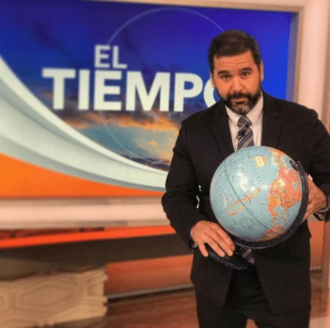 Por su parte, el jefe de meteorología se unió a sus compañeros para averiguar cómo sería su físico usando dicha aplicación.
<br>